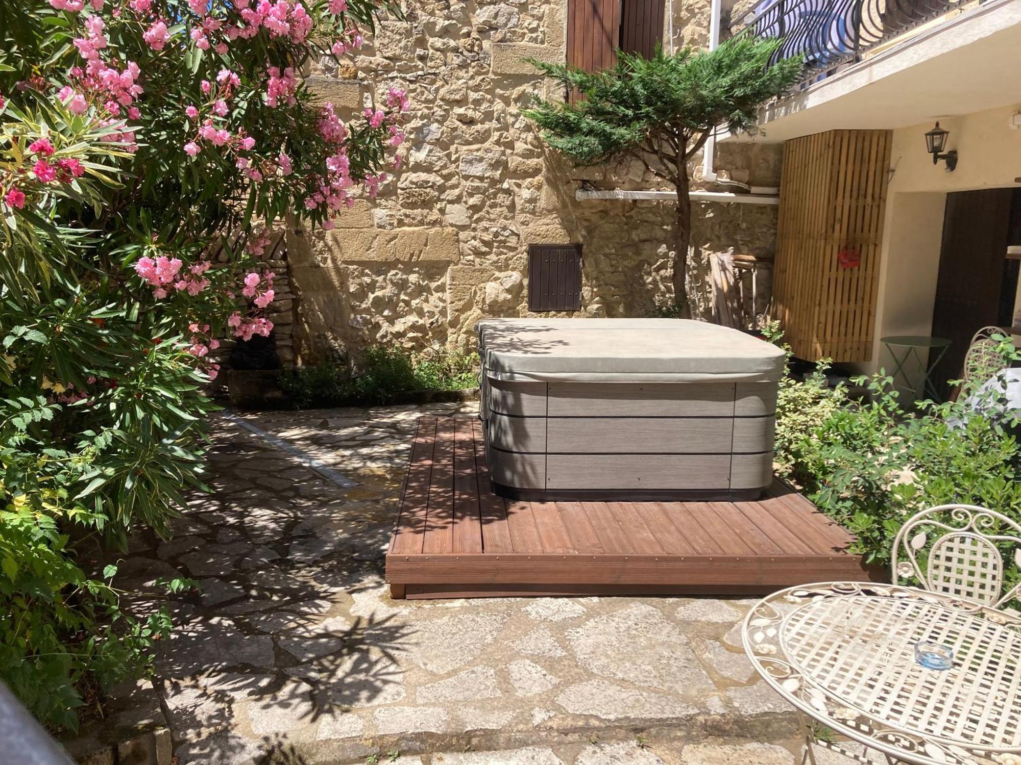 Le Studio D Aurelie Avec Spa Ete En Pleine Campagne Et Proche De Toute Commodite Roquemaure  Exterior photo