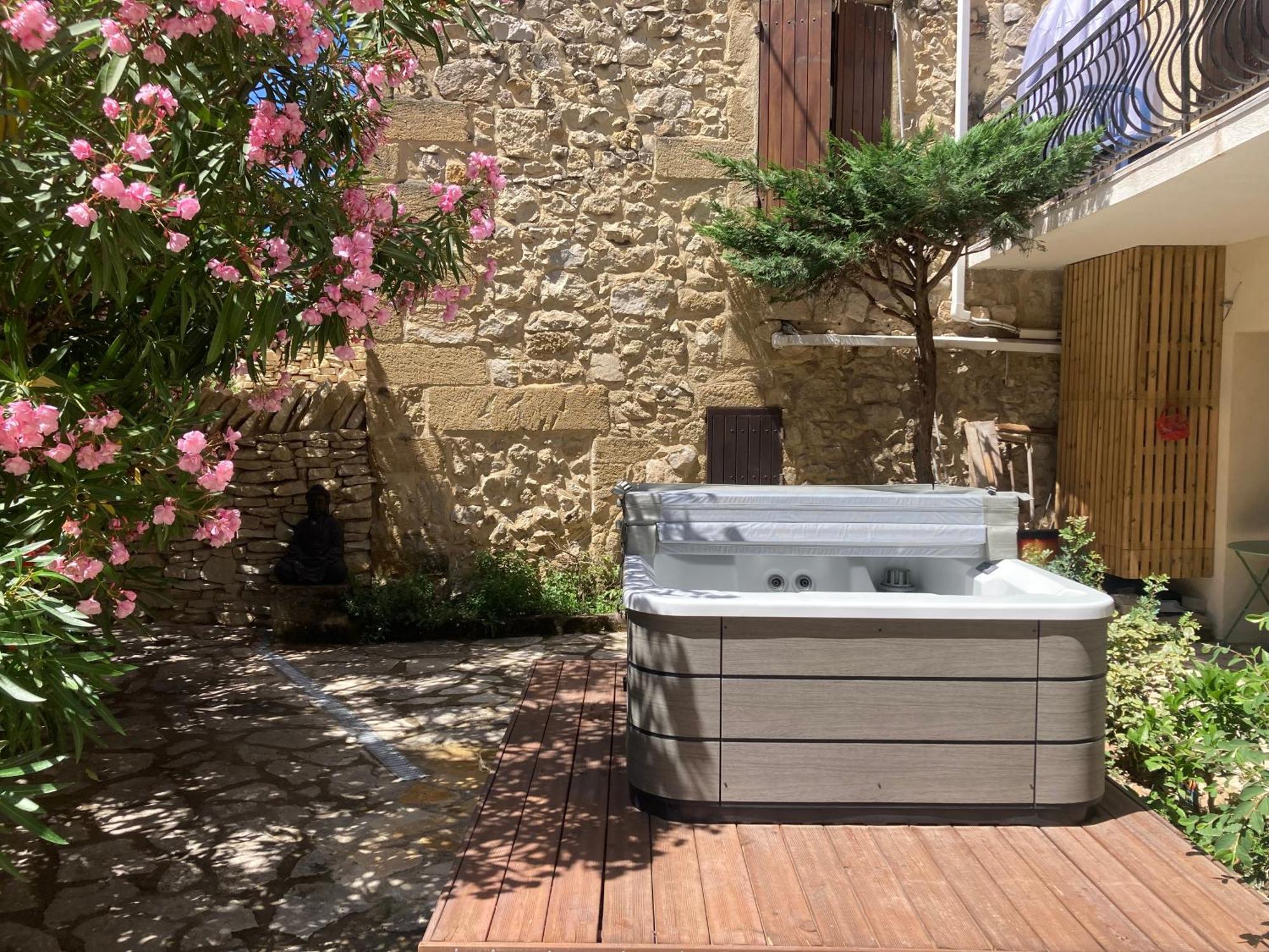 Le Studio D Aurelie Avec Spa Ete En Pleine Campagne Et Proche De Toute Commodite Roquemaure  Exterior photo